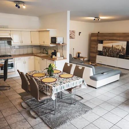 Apartment Bory Apartman, Zart Udvari Parkolas, Met Arena 2,5 Km *