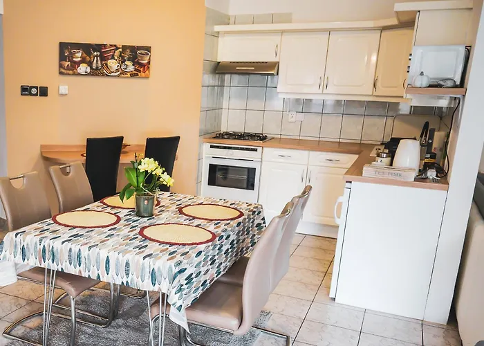 Lägenhet Bory Apartman, Zart Udvari Parkolas, Met Arena 2,5 Km *