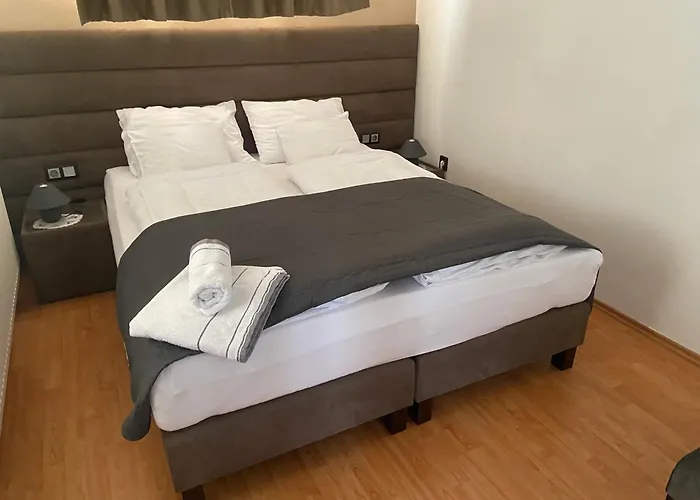 Bory Apartman, Zart Udvari Parkolas, Met Arena 2,5 Km Lägenhet